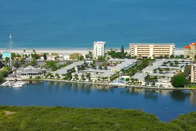 Image de Your Ultimate Getaway! Full Kitchen & Sunroom, Parking, Swimming Pool, Beach!