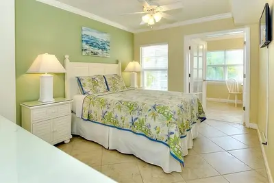 Image de Your Home Away From Home! 2br Units w\/ Living Rooms & Sunrooms, Beach Access