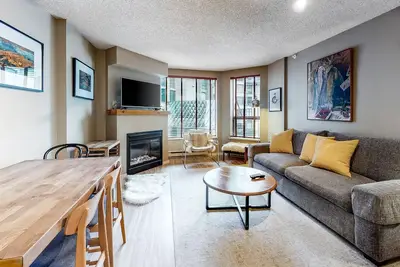 Image de Stylish mountain escape with easy ski access, pool, hot tub & WiFi