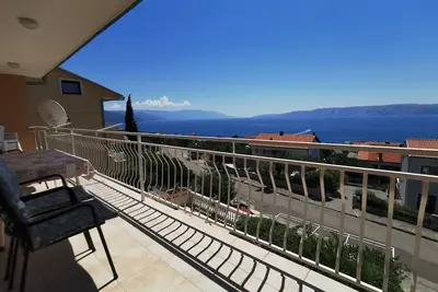 Image de Appartement de quatre chambres avec le balcon et la vue sur le mer Novi Vinodolski (A-18855-c)