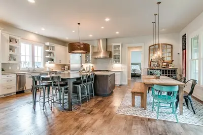 Image de Centrally Located! Large Entertainment Areas!