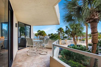 Image de 🌊Beachfront Pool~Updated~Walk 2 Beach~Water Taxi~Hot Tub~2br East Pass 102