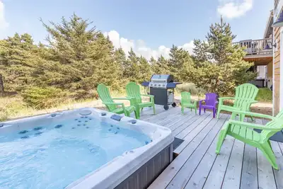 Image de The Swell House #183 - Brand New 2021. Hot tub! 1/2 block to beach.