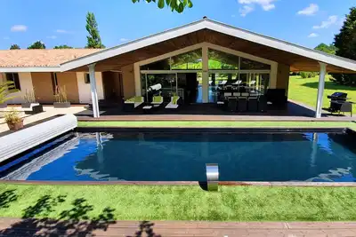 Image de Grande Villa avec piscine dans propriété arborée