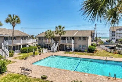 Image de Second row, three bed, two bath condo, complex pool
