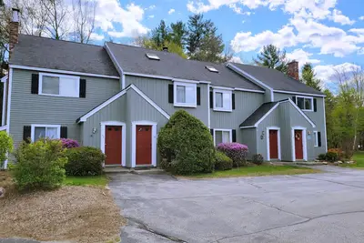 Image de Close to shops/dining/town access. Pet-friendly, Wifi, Ac, deck. A0039 by Lrs
