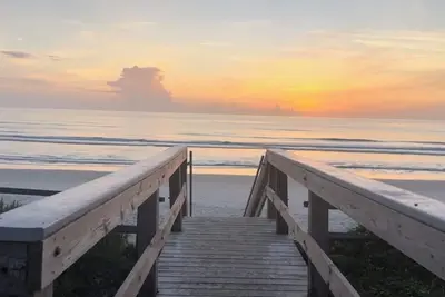 Image de 2 bed/2 bath condo - 1st floor/3-min walk door to beautiful ocean sand & beach!