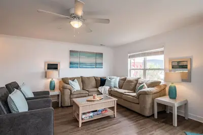 Image de Tres Pajaritos: Condo Close to Community Pool and Grilling Area