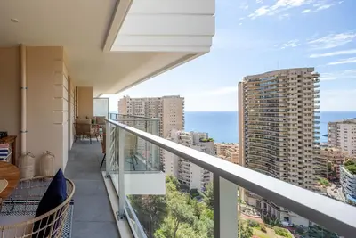 Image de Monaco Ă pied - Piscine et vue mer