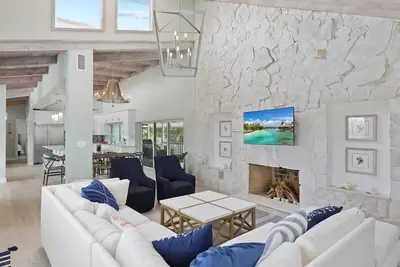 Image de Shellbound House Spectacular Lakefront Home With Pool in Dunes Golf Community