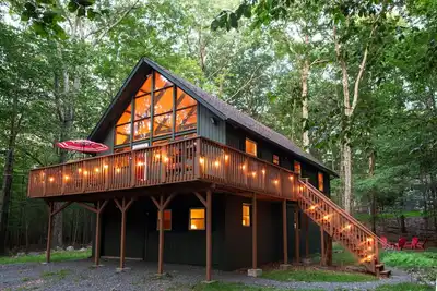 Image de Gorgeous Chalet in the Poconos with Hot Tub, Fire Pit and Bbq!