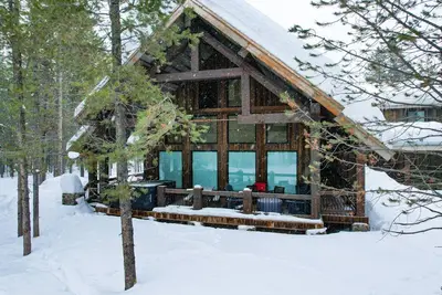 Image de Large family cabin, All King beds, 30 min Ynp, Hottub, secluded, New!