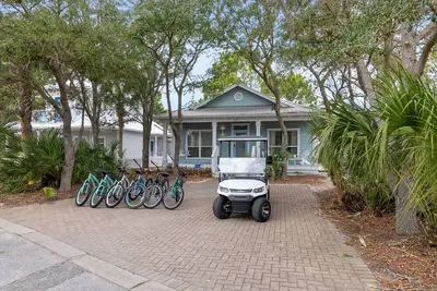 *Steps to Beach* Fully Remodeled Single-Level Home - Golf Cart + Bikes