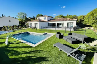 Image de Villa climatisée avec piscine