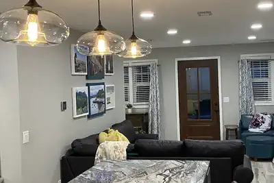 Image de 1 block to lake, 2 blocks-Surf Ballroom, & 3 blocks-City Park-Perfect posh stay!