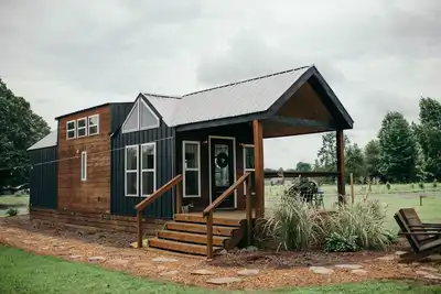 Image de Urban Pines “Southern Comfort” UniqueTINY House Vibe