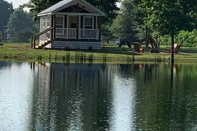 Image de Urban Pines \"Miss Bee Have\" Unique Tiny House Vibe