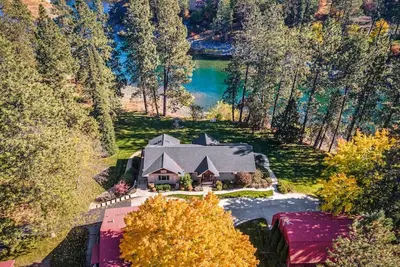 Image de The River House - Kayaks Included!