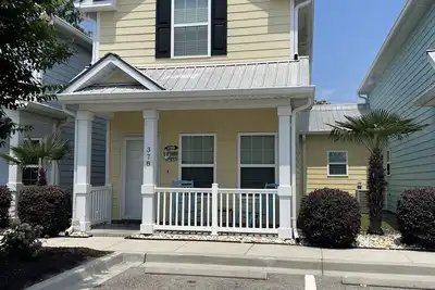 Relaxing and Cozy Cottage, only a block from the beach!