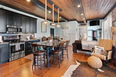 Image de The Black Pearl: industrial condo sleeps 6, full size kitchen & scenic views!
