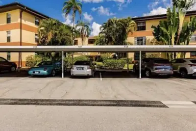 Image de Happy Ours Hideaway -Ft Myers 2bd 2ba condo Non Smoking No Pets 10miles to beach