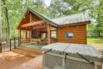 Image de 'Cape Royale' Luxury Livingston Cabin w\/ Hot Tub!