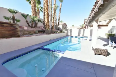 Image de Gorgeously Remodeled home, Outdoor Oasis w/ Pool/Hot tub, 10min from Strip