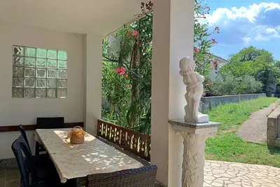 Image de Appartement de quatre chambres avec la terrasse Silo, Krk (A-18770-a)