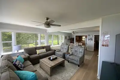 Image de Douglas Lake HouseSpring Blooms and Fresh Lake Breezes – Book Now!
