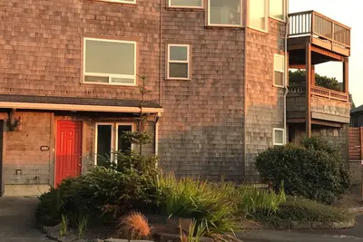 Image de Large family-friendly home; Walk to Bella Beach; Ocean View; Hot Tub