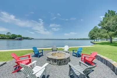 Image de Stunning Lakefront Malakoff Home w/ Dock & Deck