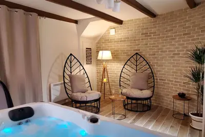 Image de Jacuzzi privatif dans maison de village au calme