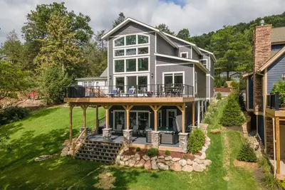 Image de New! Water's Edge Oaks: Lakefront, Dock Slip, Fireplace, Hot Tub!