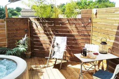 Image de Gite \"La Câlebelle\" avec Jacuzzi, terrasse en bois à proximité de l'Ardèche.