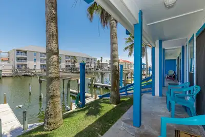 Image de Waterfront Condo with a Pool, Hot Tub, and Private Patio for Fishing Access