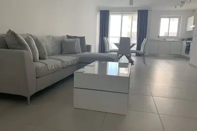 Image de New: Modern 3 bedroom apartment near sea front.