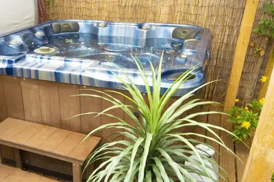 Image de 2 bedroom holiday home with hot tub