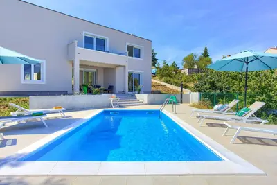 Image de Villa avec piscine dans un quartier calme près de la ville de Krk