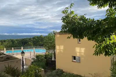Image de Beau duplex bien équipé avec terrasse dans résidence avec piscine