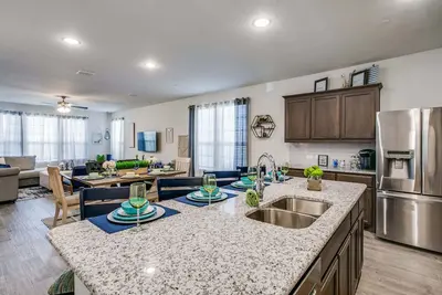 Image de 4 Bedroom, 2. 5 Bath Townhome, Walking Distance To Grocery, Entertainment, & Food