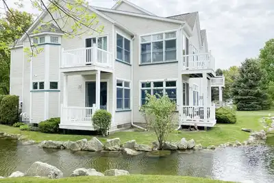 Image de Updated Main Floor Condo at Pool and Beach