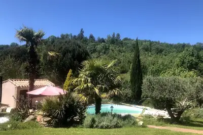 Image de Maison avec piscine entourée d'une nature méditerranéenne dépaysante