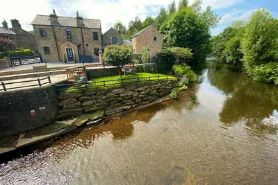 Image de Newly refurbished luxury 5 bed riverside house with hot tub and annexe.