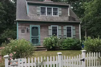 Image de Tranquility Awaits - a  quiet, secluded spot amidst trees and gardens