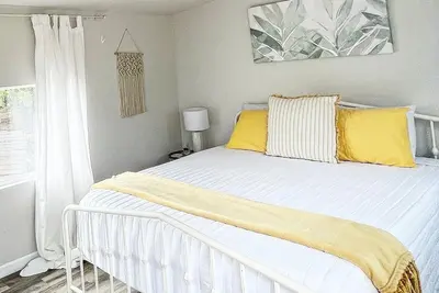 Image de Nirvana Cabin @ 13 Acres - Stay/Shop/Yoga/Swim