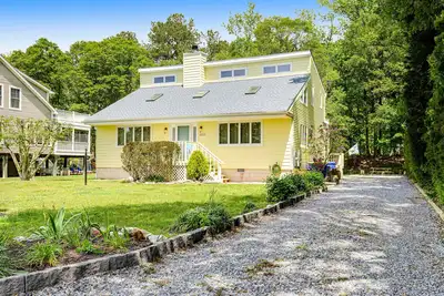 Image de Ocean Way Estates retreat with large upper deck & enclosed patio - dog-friendly