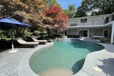 Beautiful Bristol Home across from Blithwolde Mansion
