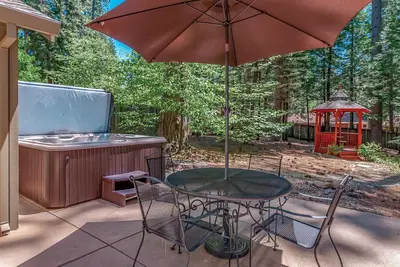 Image de Arnold Schwartzencabin - Pet Friendly W\/Fenced Back Yard And Hot Tub