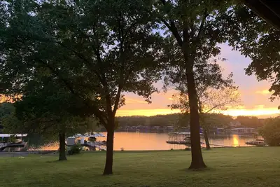 Image de Beautiful Lake House with a Huge Flat Lot, Deck & Private Dock on the Best Cove