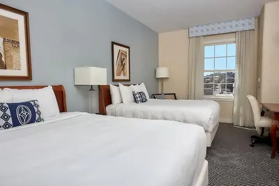 Image de 2 Relaxing Staunton Room w/ Calming Pool Area | Right in the Heart of The City